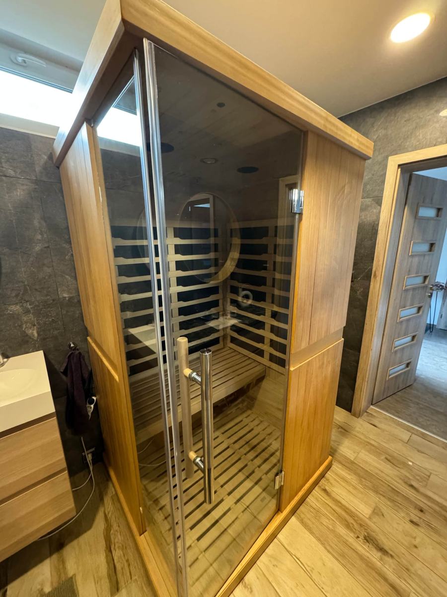 Dřevěná infrasauna se skleněnými dveřmi